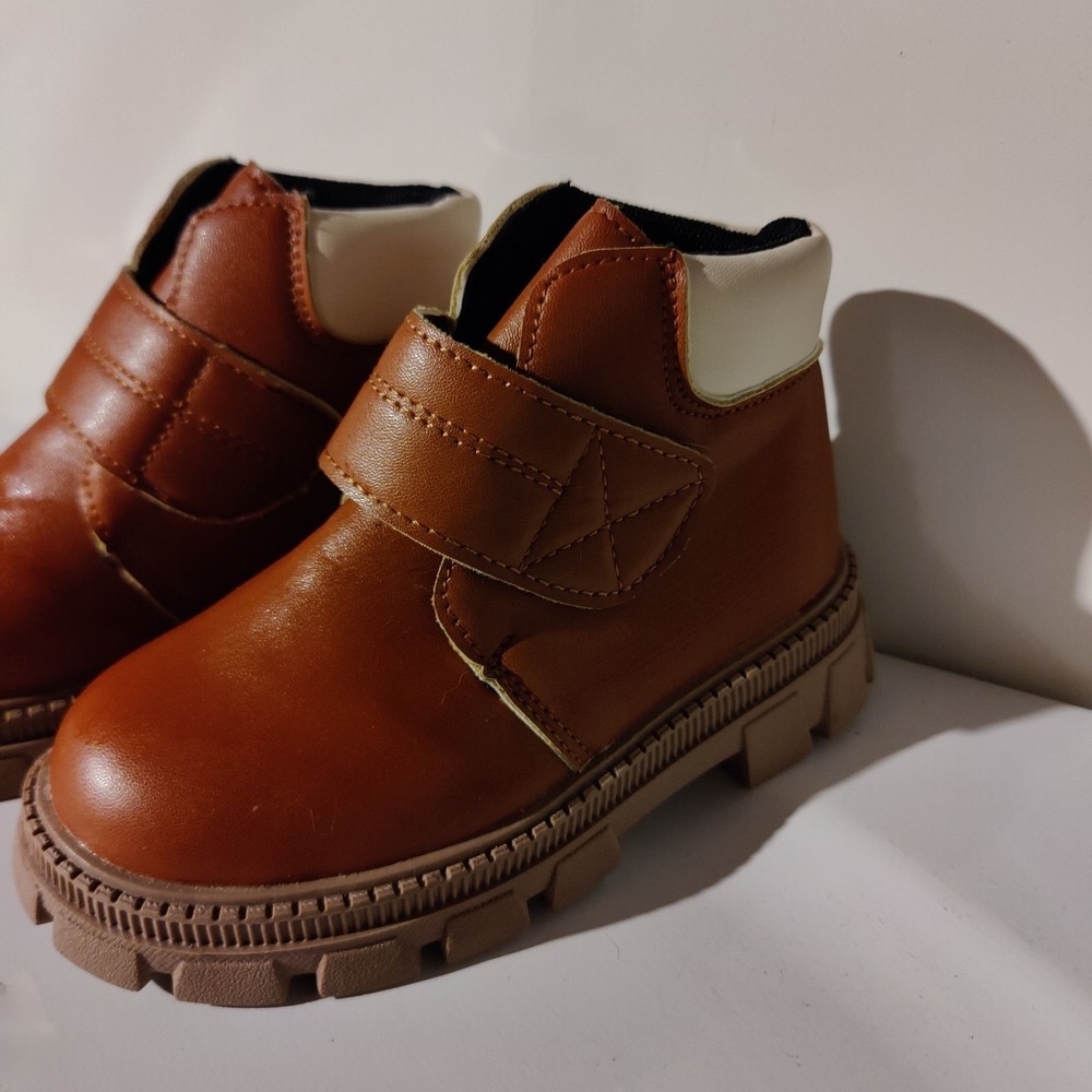 Toddler Boys Unisex Size 26 Leather/Pleather Boots Water Resistant - Barely Used - Picture 4 of 4